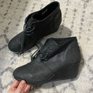 Toms black metallic desert wedge heel booties size 9 woman’s